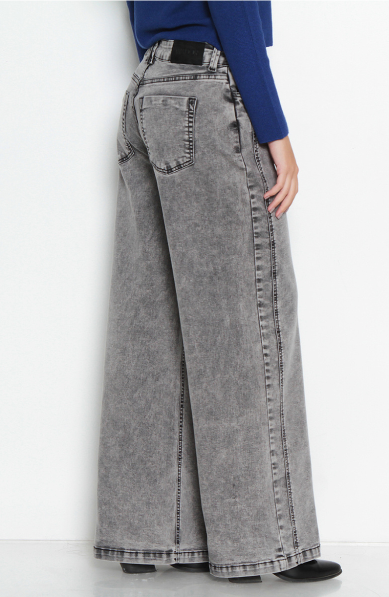JEANS WIDE TIRO MEDIO PRETINA BASICA 1 BOTON