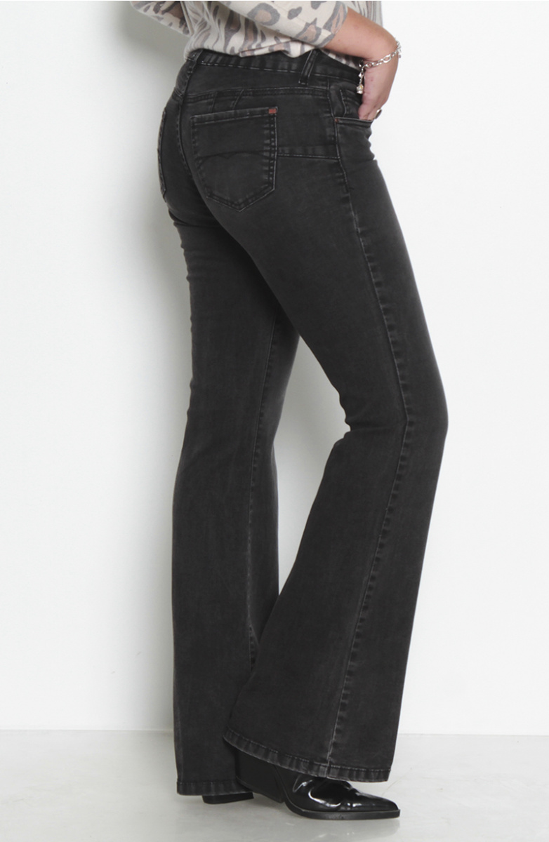 JEANS TIRO BAJO FLARE PRETINA UN BOTON