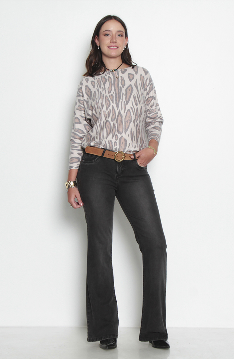 JEANS TIRO BAJO FLARE PRETINA UN BOTON