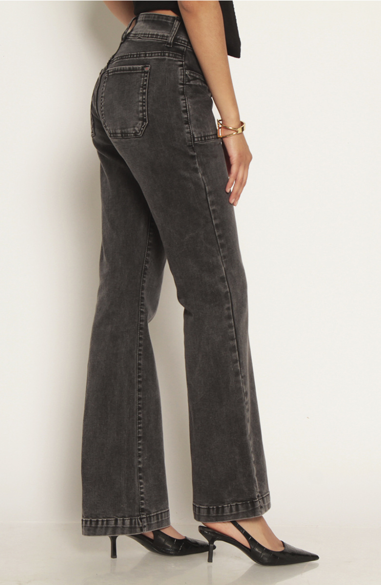 JEANS CARGO FLARE TIRO ALTO PRETINA MEDIA DOS BOTONES