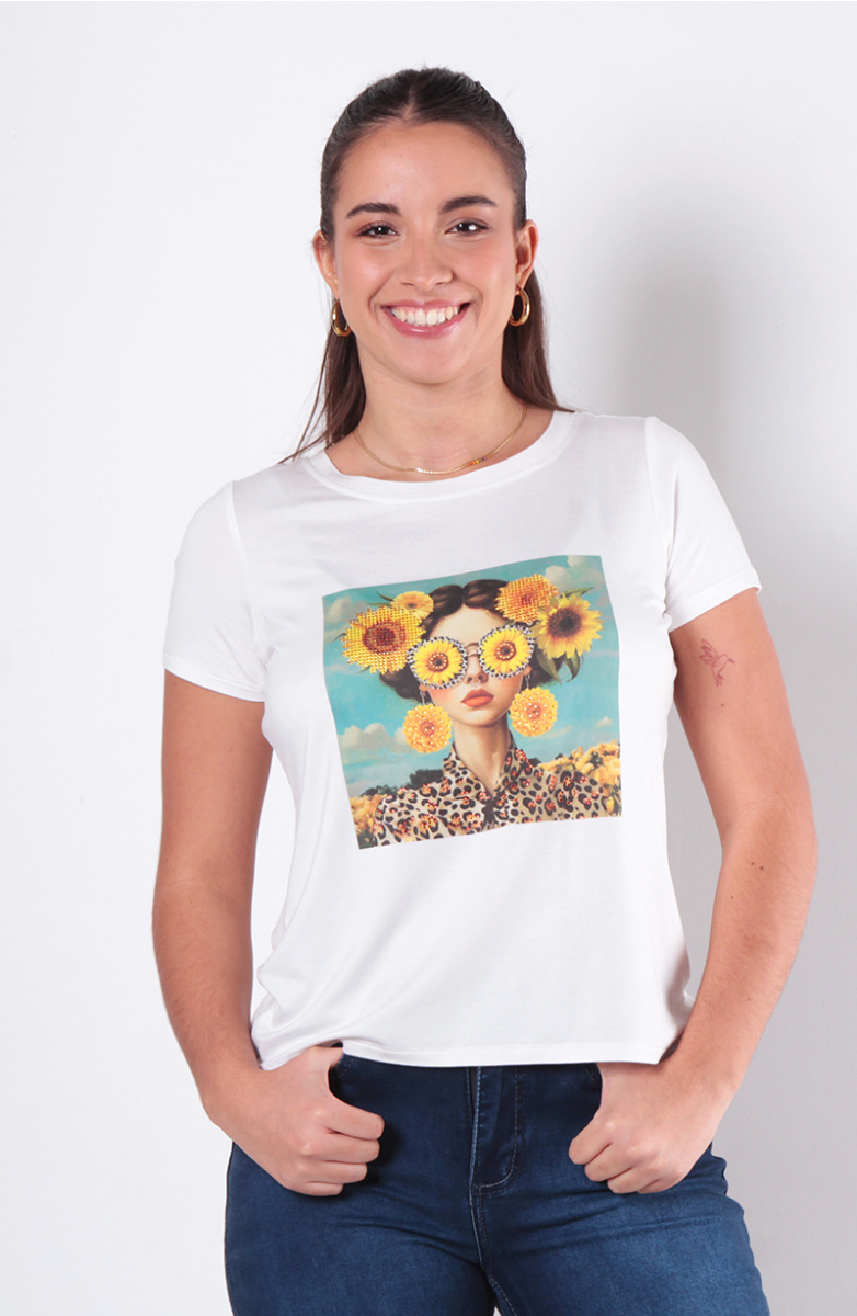 POLERA MANGA CORTA CON ESTAMPADO GIRASOLES