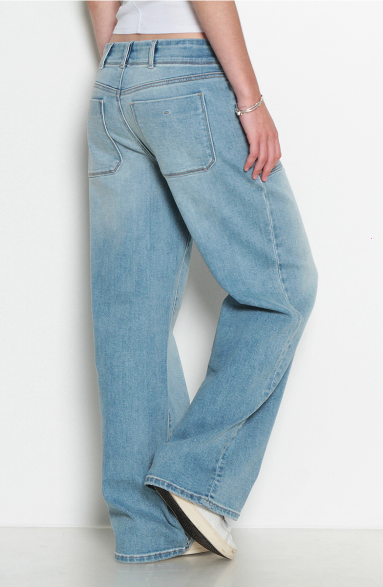 JEANS RECTO TIRO ALTO PRETINA MEDIA 2 BOTONES