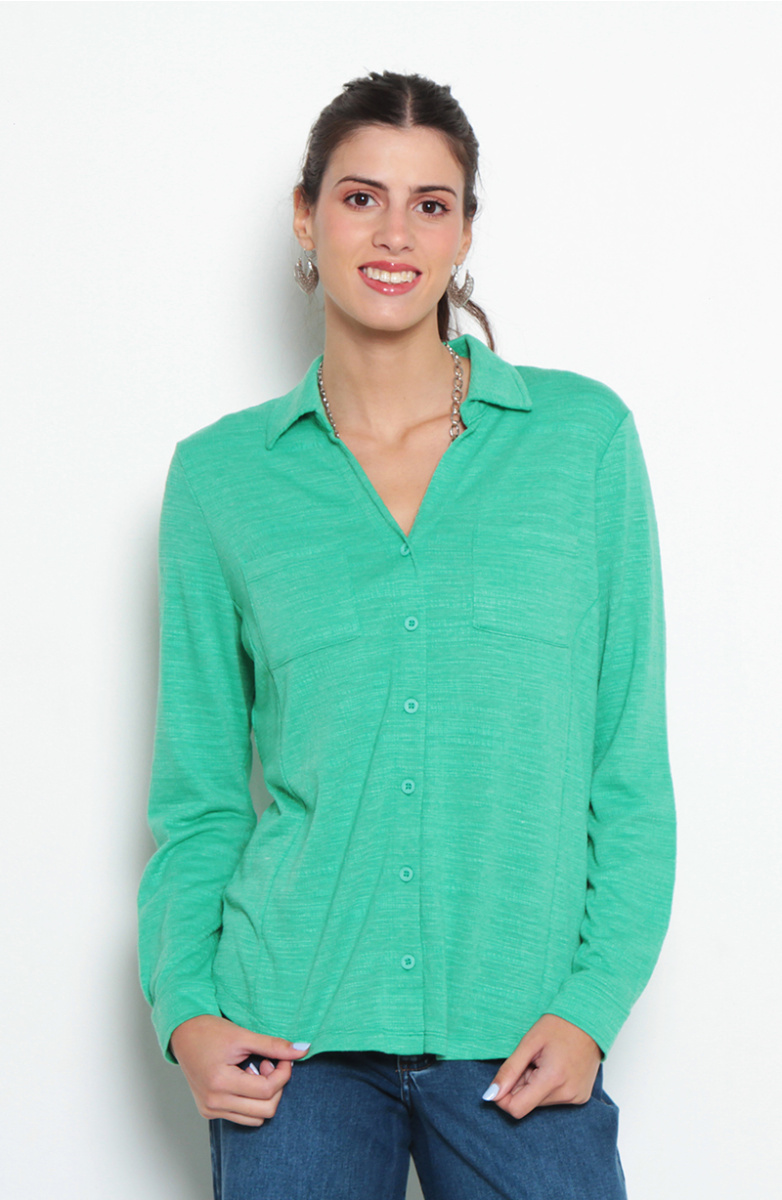 BLUSA MANGA LARGA ABOTONADA EN DELANTERO CON BOLSILLO ESCOTE V