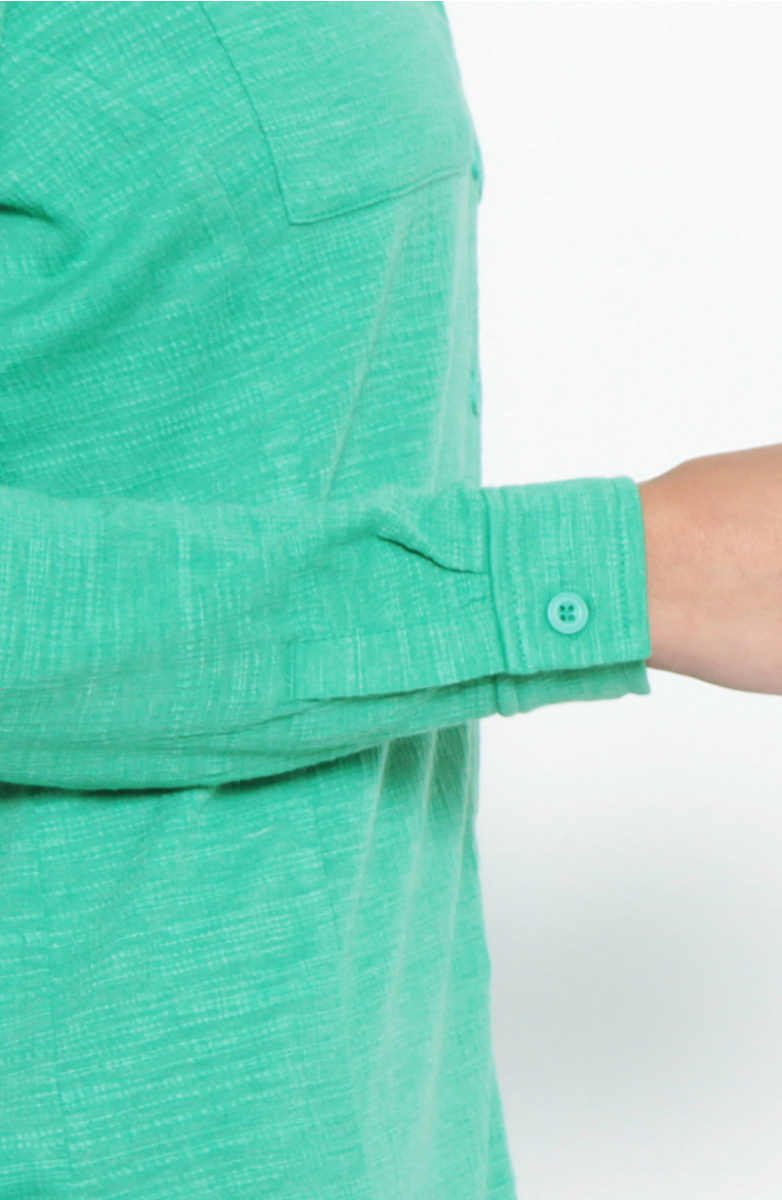 BLUSA MANGA LARGA ABOTONADA EN DELANTERO CON BOLSILLO ESCOTE V