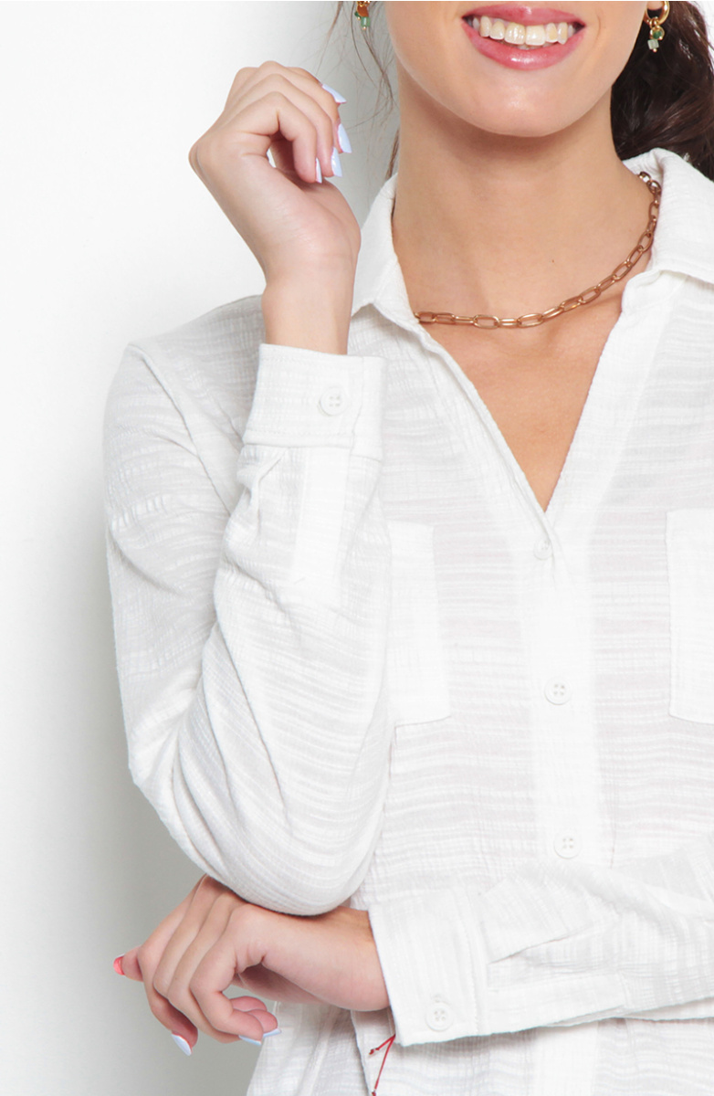 BLUSA MANGA LARGA ABOTONADA EN DELANTERO CON BOLSILLO ESCOTE V