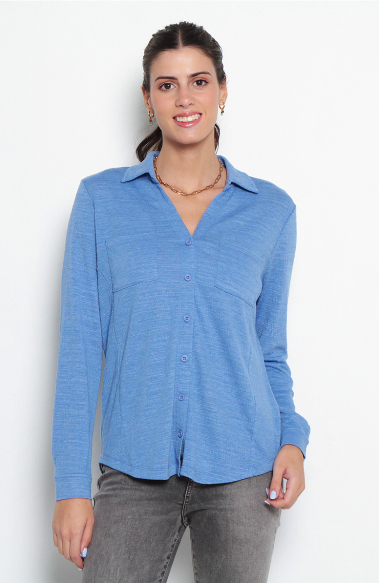 BLUSA MANGA LARGA ABOTONADA EN DELANTERO CON BOLSILLO ESCOTE V