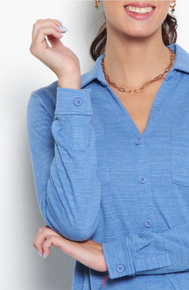 BLUSA MANGA LARGA ABOTONADA EN DELANTERO CON BOLSILLO ESCOTE V