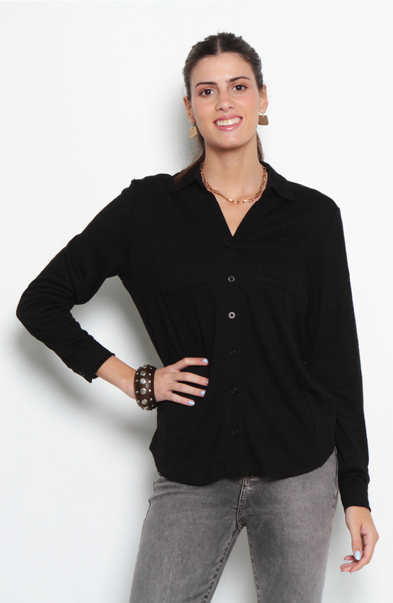 BLUSA MANGA LARGA ABOTONADA EN DELANTERO CON BOLSILLO ESCOTE V