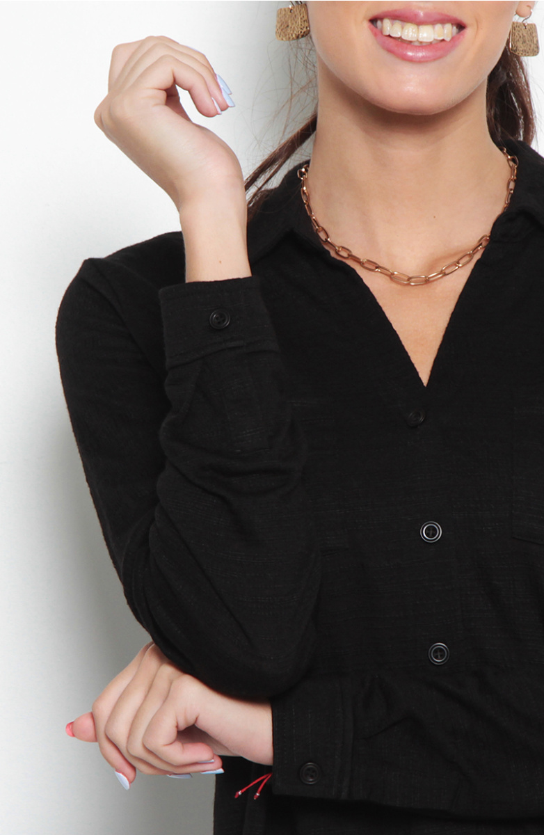 BLUSA MANGA LARGA ABOTONADA EN DELANTERO CON BOLSILLO ESCOTE V