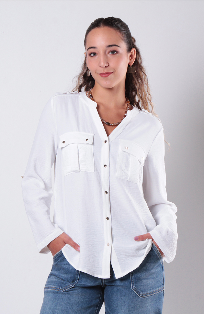 BLUSA MANGA LARGA ABOTONADA EN DELANTERO CON BOLSILLO ESCOTE V