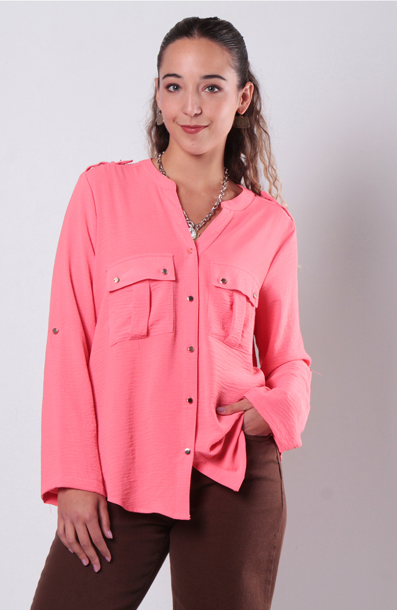 BLUSA MANGA LARGA ABOTONADA EN DELANTERO CON BOLSILLO ESCOTE V