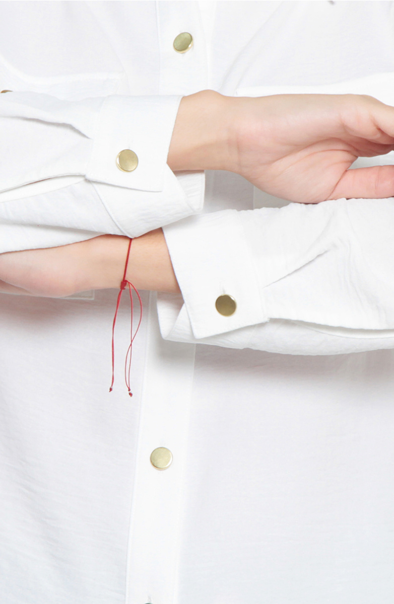 BLUSA MANGA LARGA ABOTONADA EN DELANTERO CON BOLSILLOS