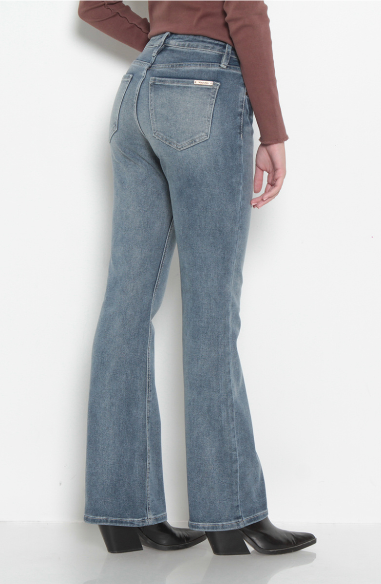 JEANS RECTO TIRO MEDIO PRETINA BASICA 1 BOTON CON TAPETA EN BOLSILLO
