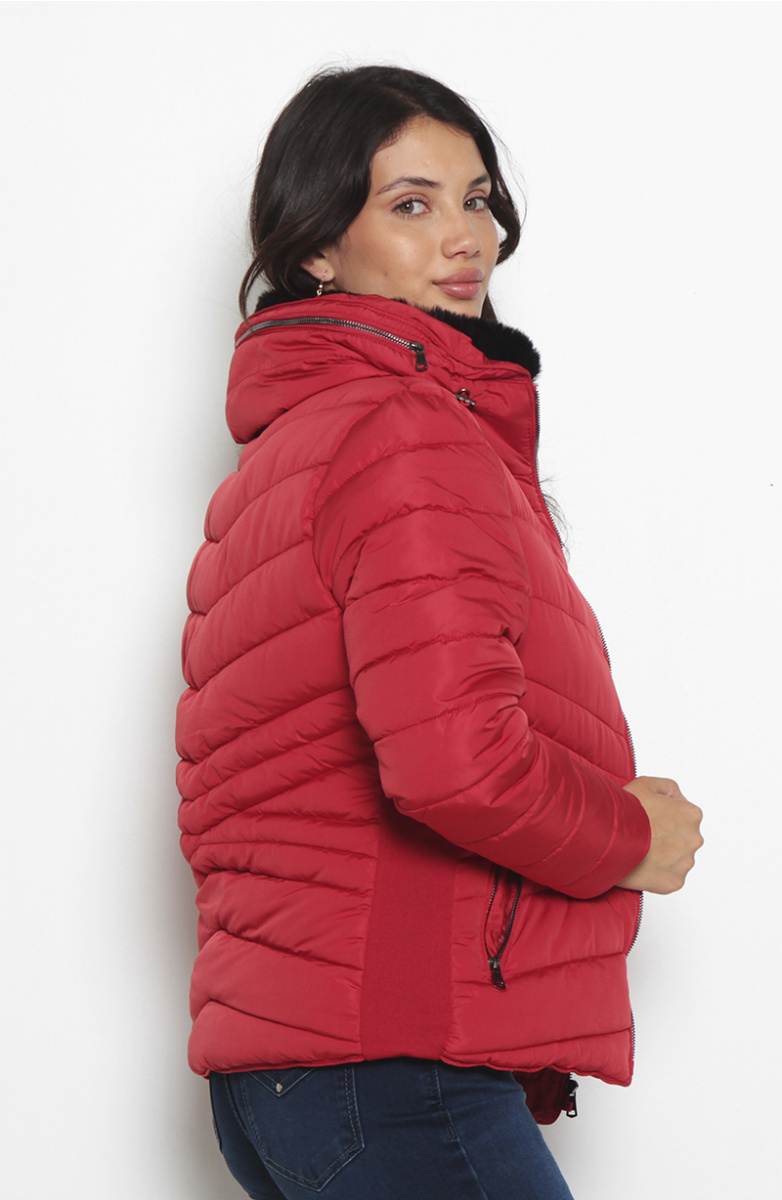 PARKA MANGA LARGA CON CAPUCHA INTERNA Y PUNO EN COSTADO