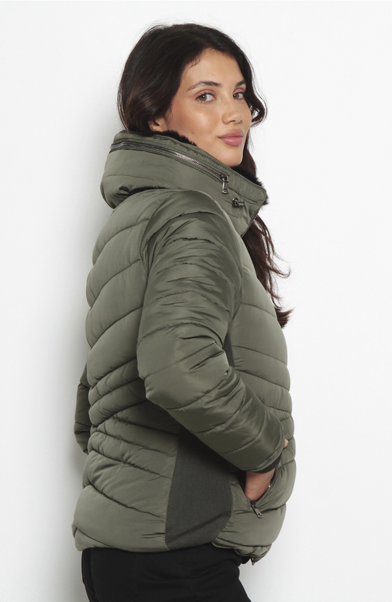 PARKA MANGA LARGA CON CAPUCHA INTERNA Y PUNO EN COSTADO