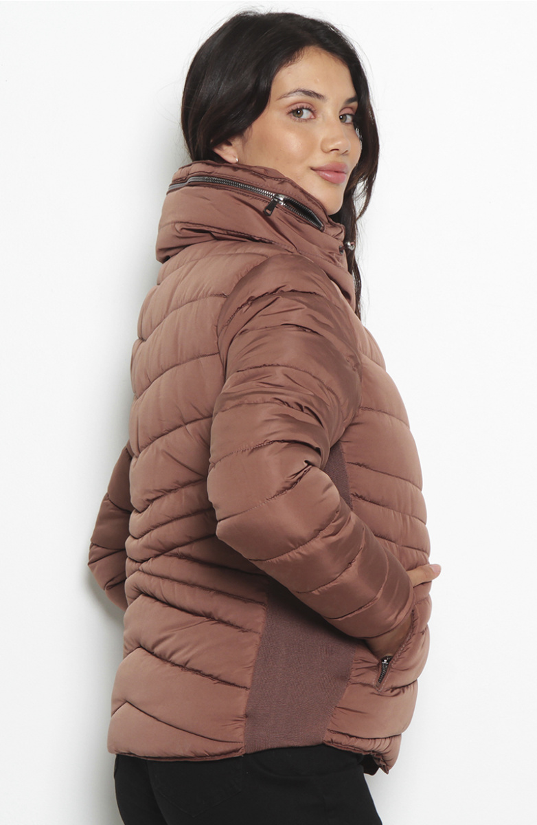 PARKA MANGA LARGA CON CAPUCHA INTERNA Y PUNO EN COSTADO
