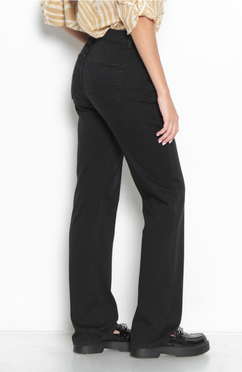 JEANS BASICO RECTO TIRO ALTO PRETINA UN BOTON