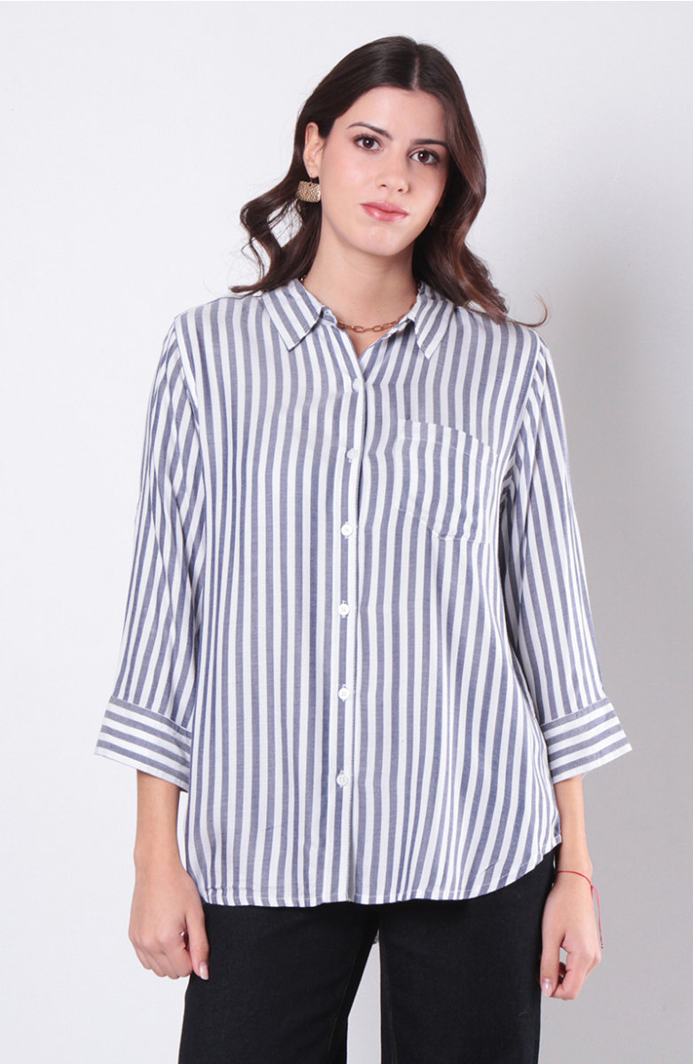BLUSA MANGA LARGA LISTADA ABOTONADA EN DELANTERO CON BOLSILLO