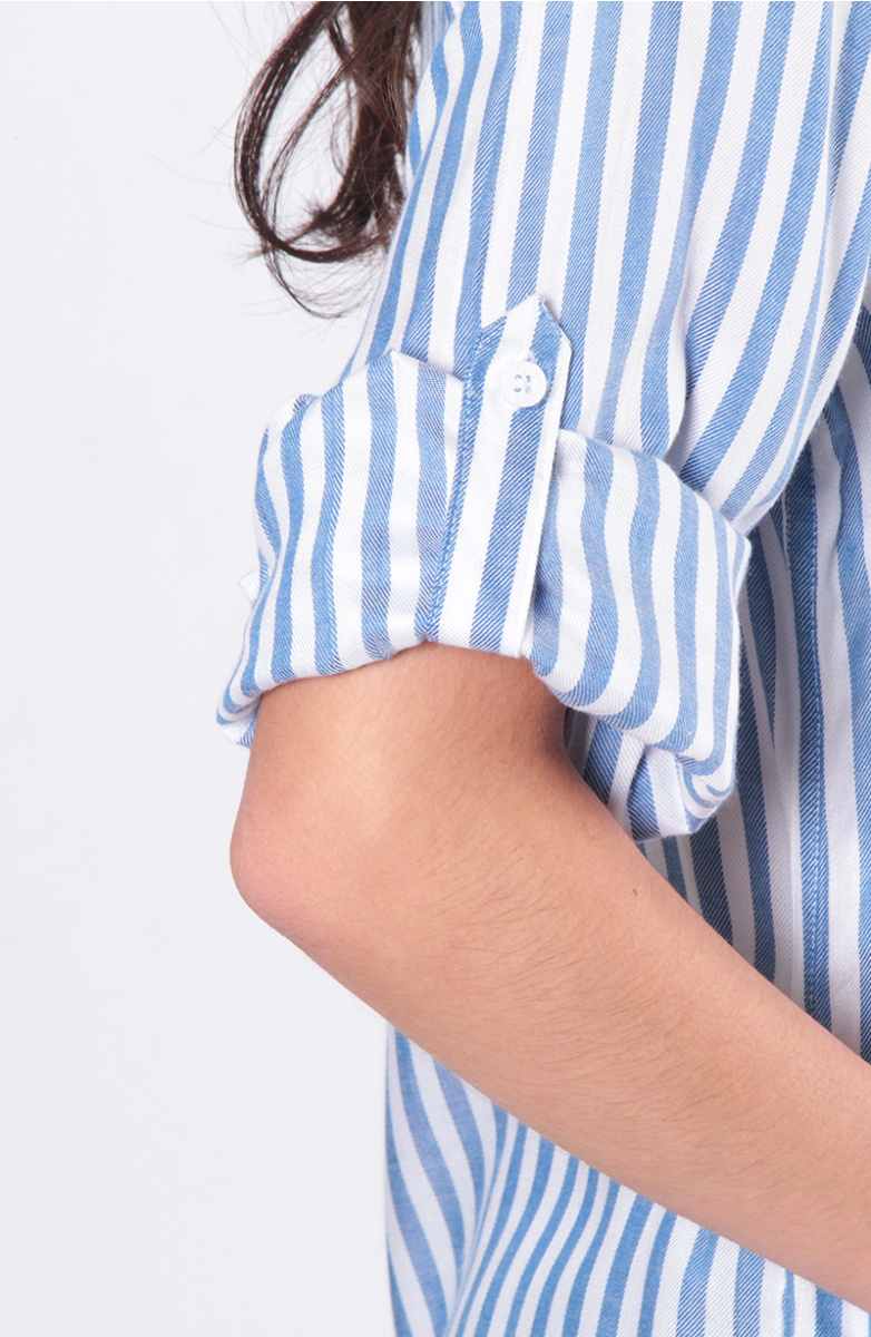 BLUSA MANGA LARGA LISTADA ABOTONADA EN DELANTERO CON BOLSILLO