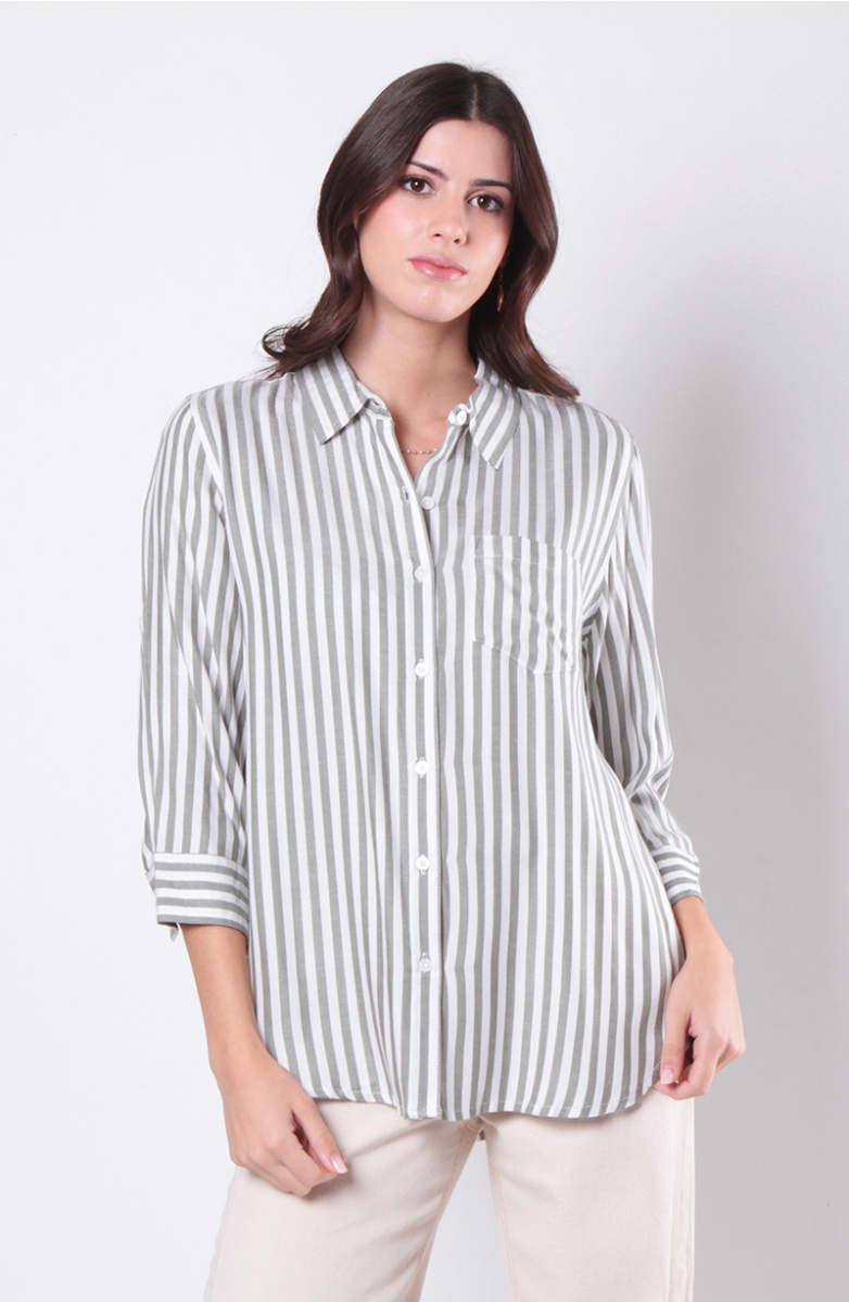 BLUSA MANGA LARGA LISTADA ABOTONADA EN DELANTERO CON BOLSILLO