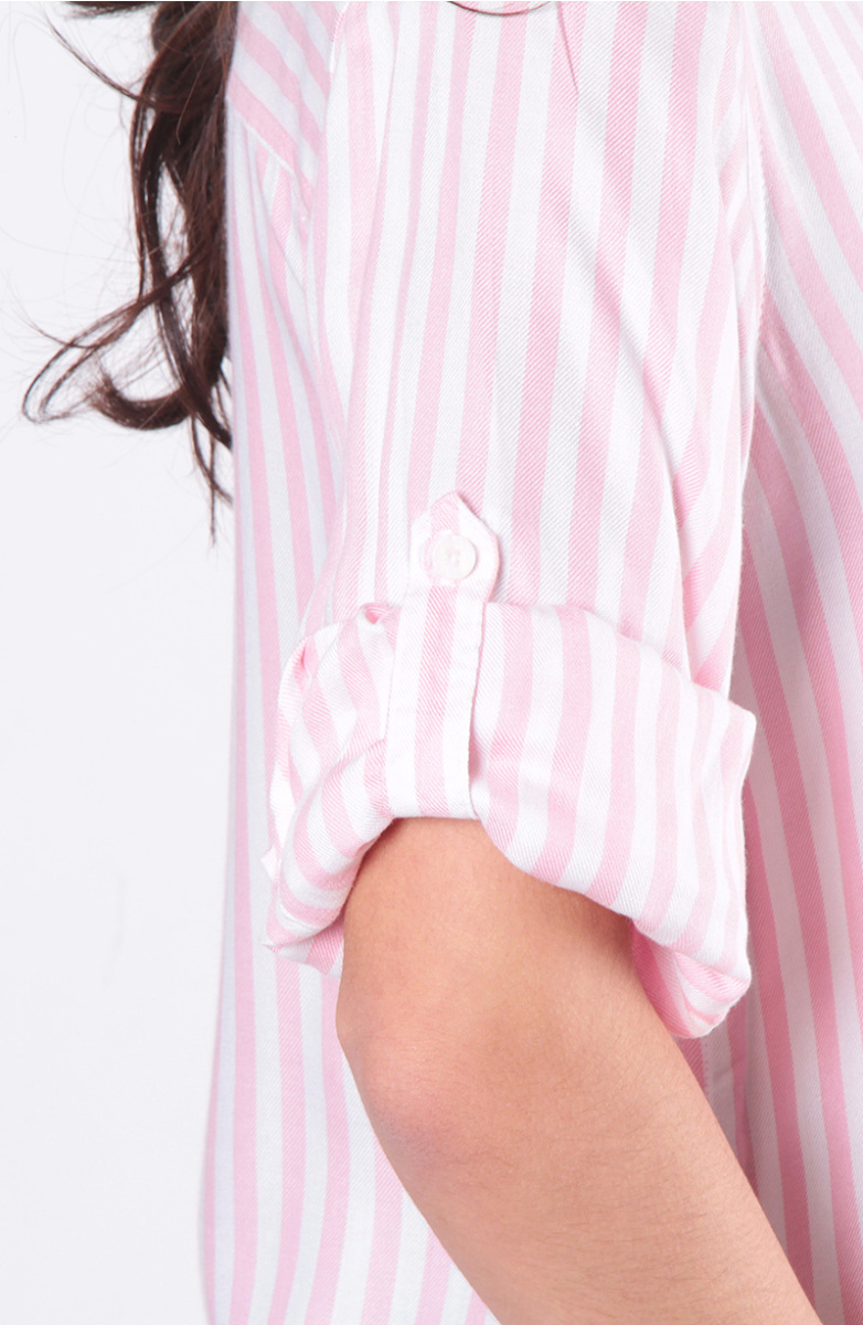 BLUSA MANGA LARGA LISTADA ABOTONADA EN DELANTERO CON BOLSILLO