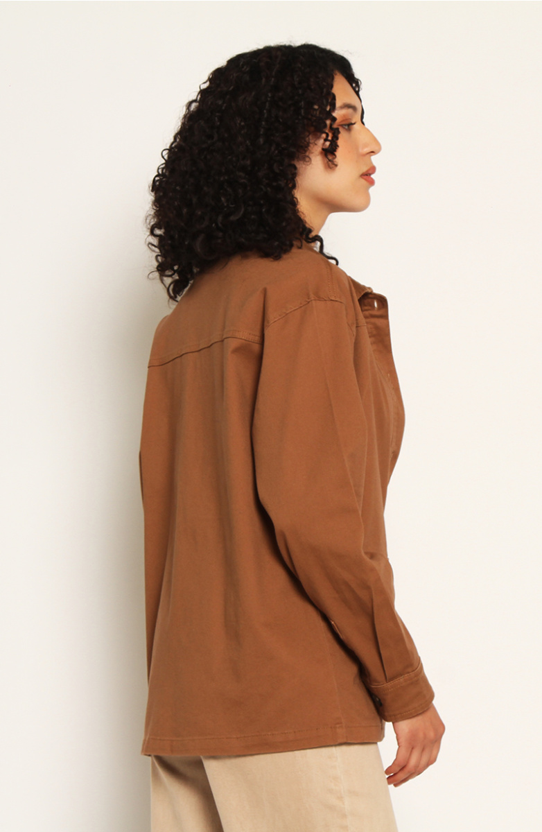 CHAQUETA MANGA LARGA GABARDINA CON BOLSILLOS Y CUELLO