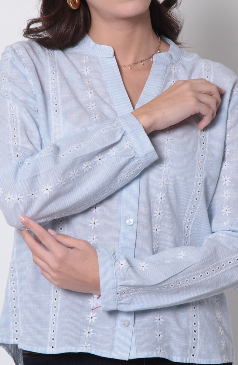 BLUSA EMBRPOIDERY MANGA LARGA ABOTONADA EN DELANTERO ESCOTE  V