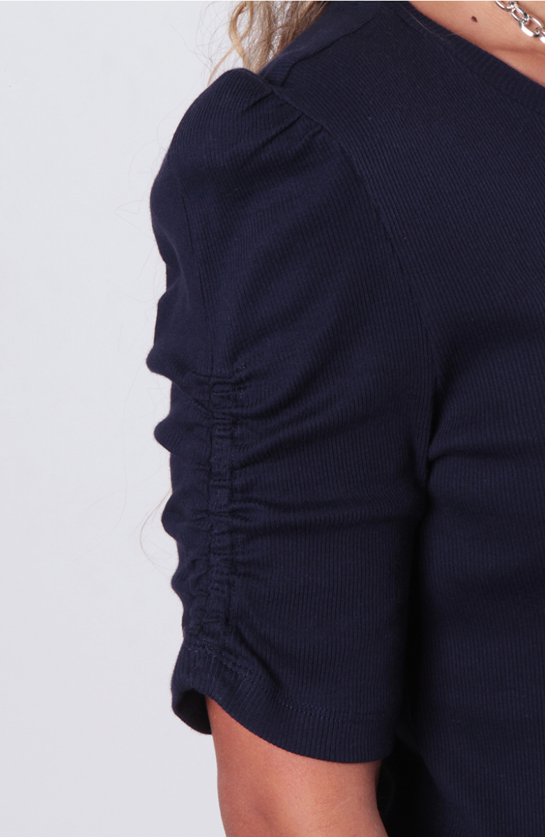 POLERA MANGA CORTA ESCOTE REDONDO CON MANGA RECOGIDA