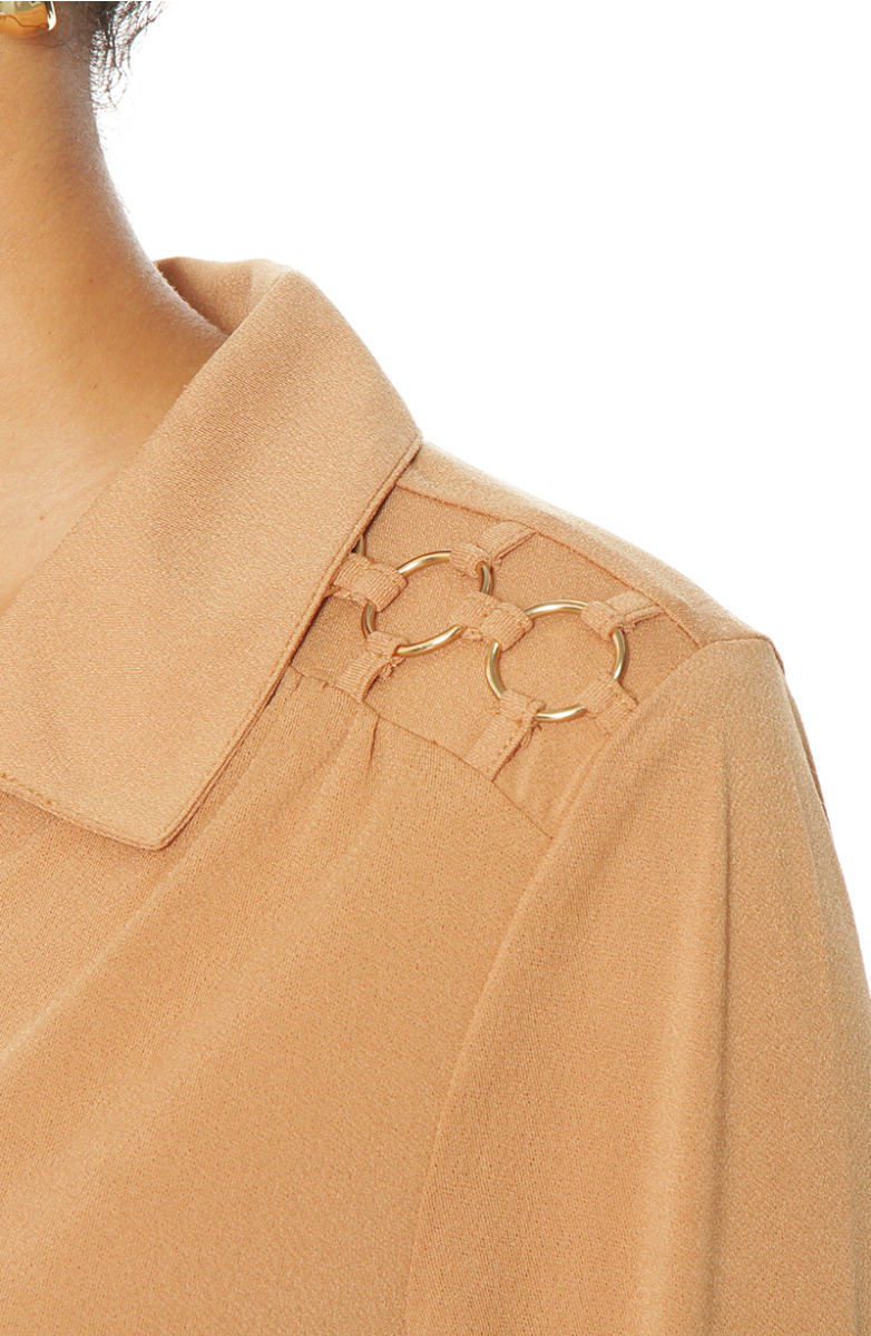 BLUSA MANGA LARGA ABOTONADA EN DELANTERO CON APLICACION EN HOMBROS