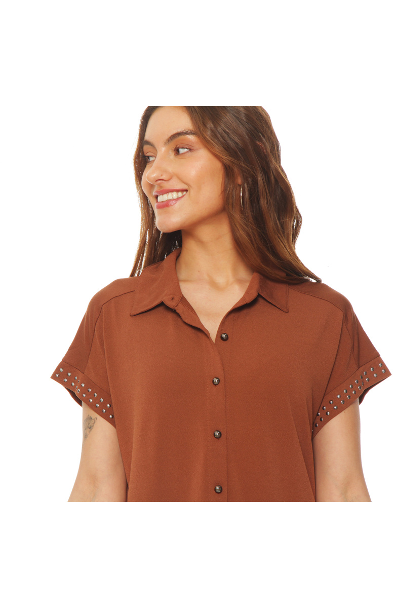 BLUSA MANGA CORTA ABOTONADA EN DELANTERO Y APLICACION EN MANGA