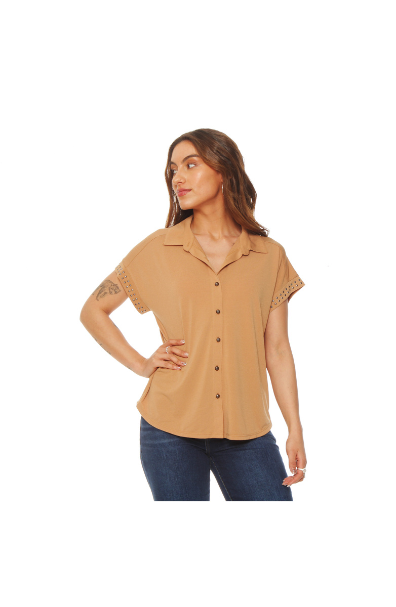 BLUSA MANGA CORTA ABOTONADA EN DELANTERO Y APLICACION EN MANGA