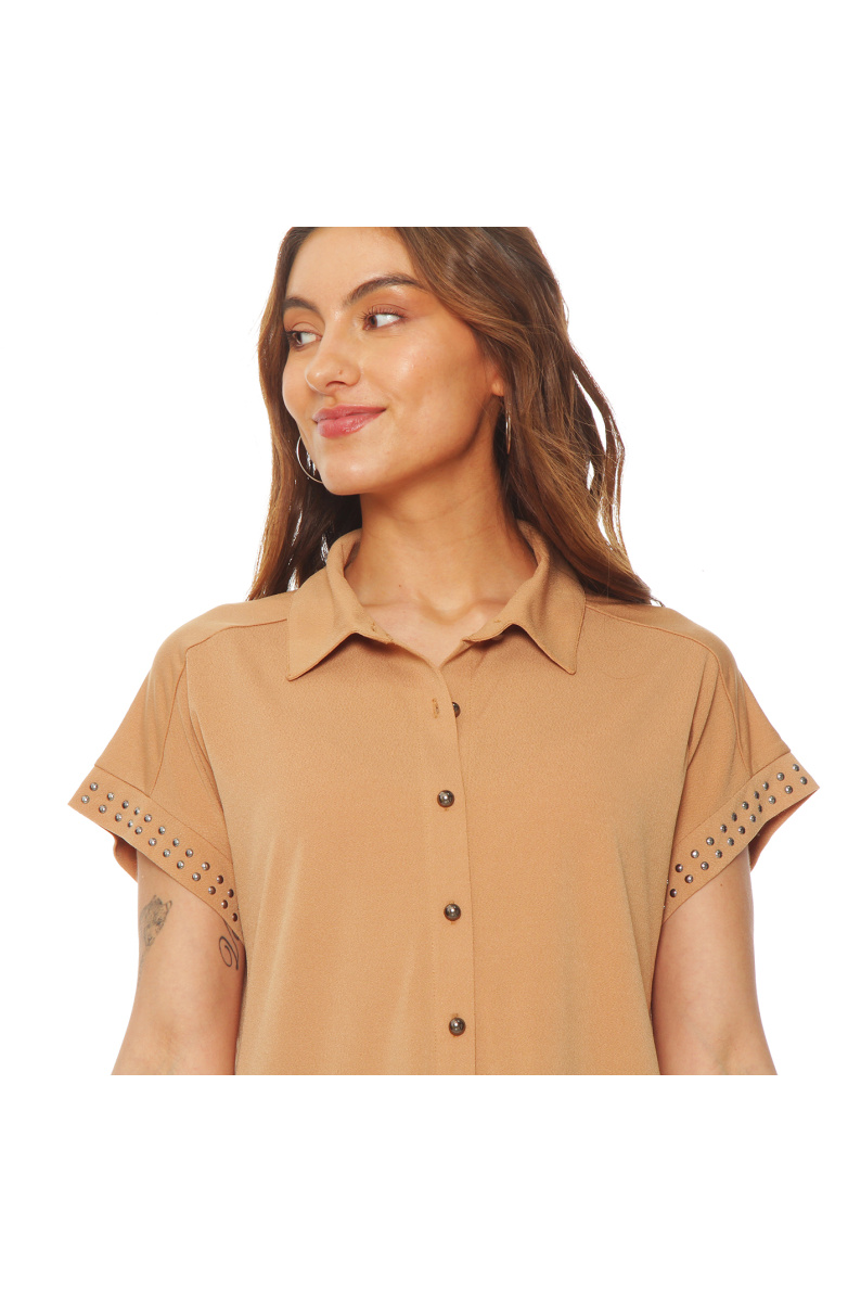 BLUSA MANGA CORTA ABOTONADA EN DELANTERO Y APLICACION EN MANGA