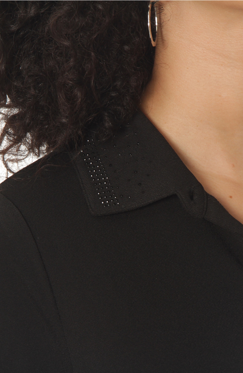 BLUSA MANGA LARGA ABOTONADA EN DELANTERO CON APLICACION EN CUELLO