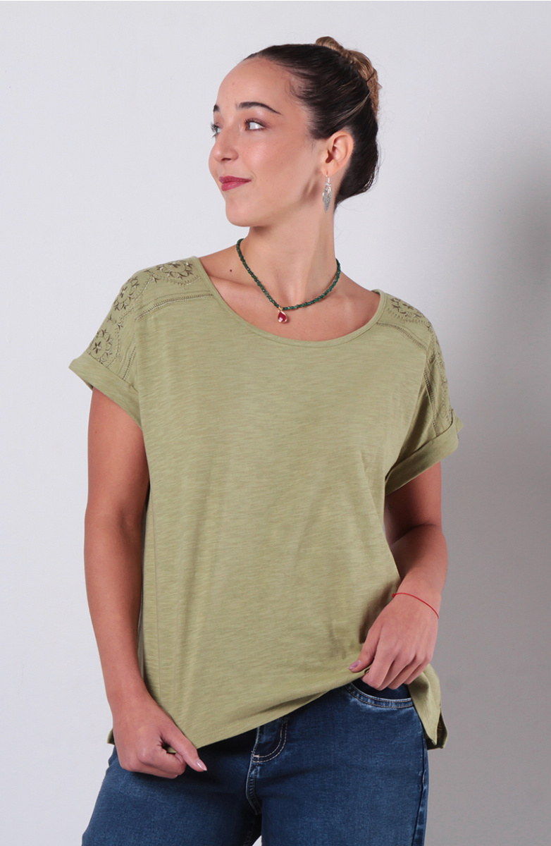 POLERA MANGA CORTA ESCOTE REDONDO CON APLICACION EN HOMBROS