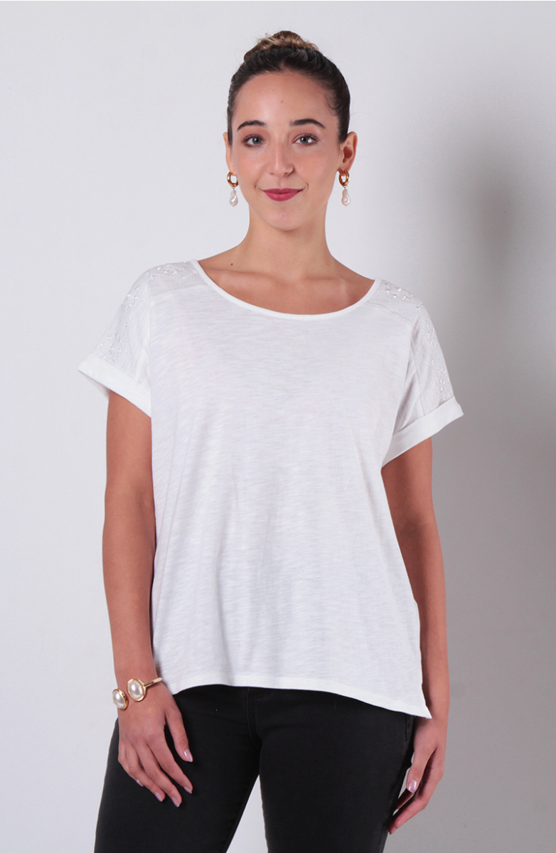 POLERA MANGA CORTA ESCOTE REDONDO CON APLICACION EN HOMBROS
