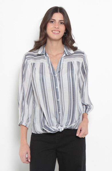 Blusa Listada Manga 3/4 Abotonada En Delantero Y Nudo En Ruedo