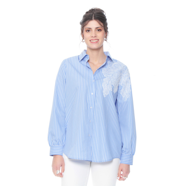 BLUSA MANGA LARGA LISTADA CON BORDADO ABOTONADA EN DELANTERO