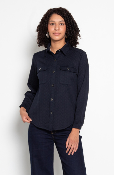 BLUSA MANGA LARGA ABOTONADA EN DELANTERO CON BOLSILLO Y TAPETA
