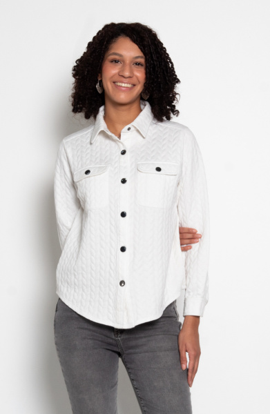 BLUSA MANGA LARGA ABOTONADA EN DELANTERO CON BOLSILLO Y TAPETA