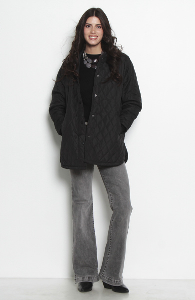 PARKA QUILT MANGA LARGA CON CAPUCHA ABROCHADA EN DELANTERO