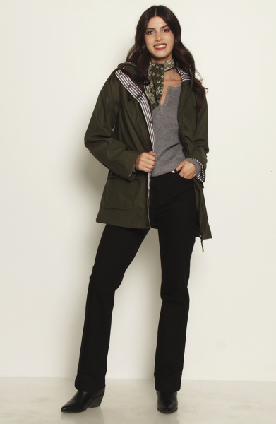 CHAQUETA IMPERMEABLE CON CAPUCHA Y BOLSILLOS