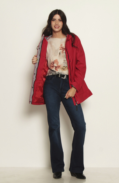 CHAQUETA IMPERMEABLE CON CAPUCHA Y BOLSILLOS