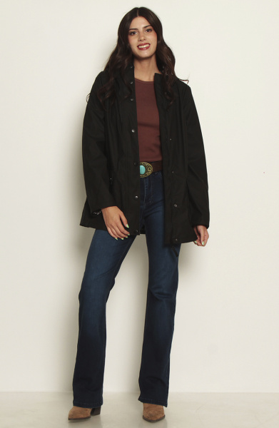 CHAQUETA IMPERMEABLE CON CAPUCHA Y BOLSILLOS