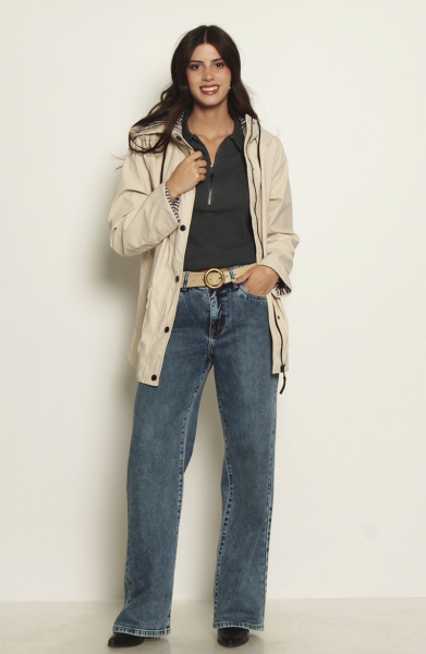 CHAQUETA IMPERMEABLE CON CAPUCHA Y BOLSILLOS