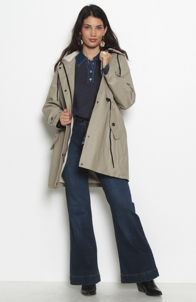 CHAQUETA MANGA LARGA CON CAPUCHA CINTURA AJUSTABLE Y BOLSILLOS