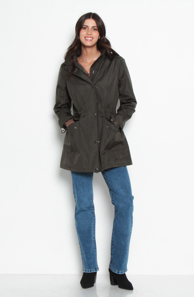 CHAQUETA IMPERMEABLE CON CAPUCHA NO DESMONTABLE CON FORRO