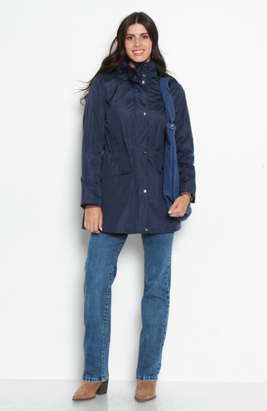 CHAQUETA IMPERMEABLE CON CAPUCHA NO DESMONTABLE CON FORRO