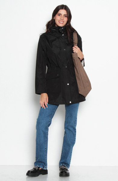 CHAQUETA IMPERMEABLE CON CAPUCHA NO DESMONTABLE CON FORRO