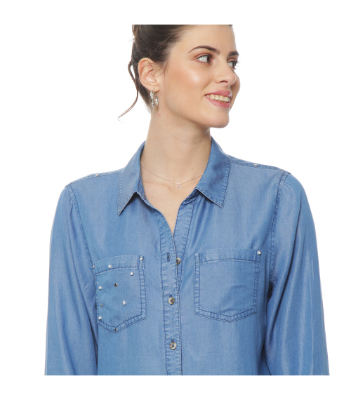 BLUSA DENIM CUELLO CAMISERO APLICACION TACHAS Y PERLAS