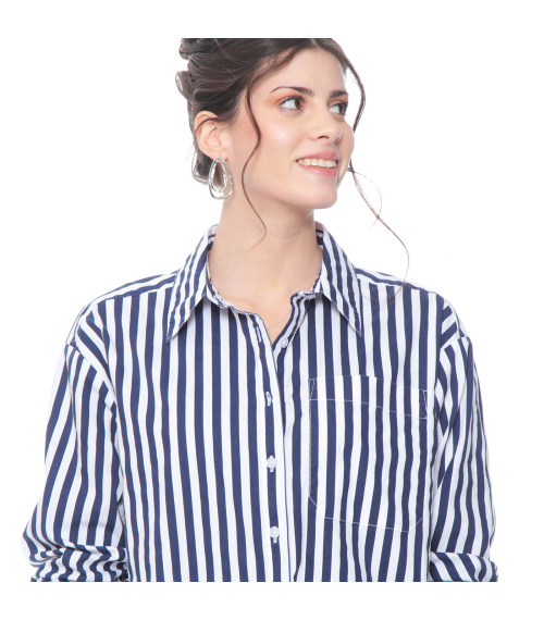 BLUSA MANGA LARGA LISTADA ABOTONADA EN DELANTERO Y BOLSILLO